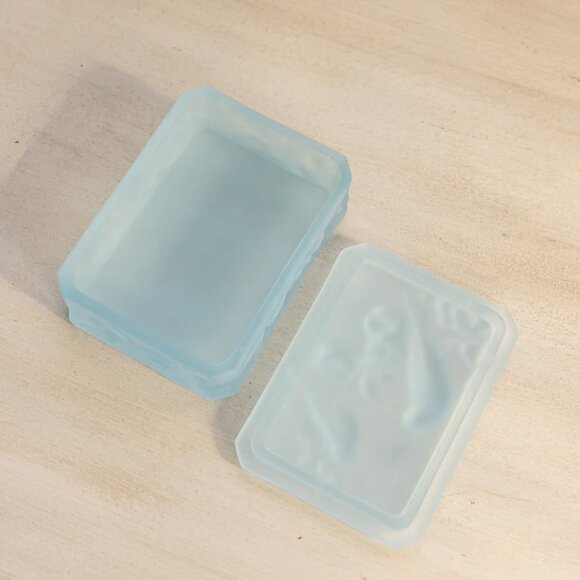 Small Rectangular Blue Satin Glass Bird & Berry Lidded Dish - Picture 4 of 5